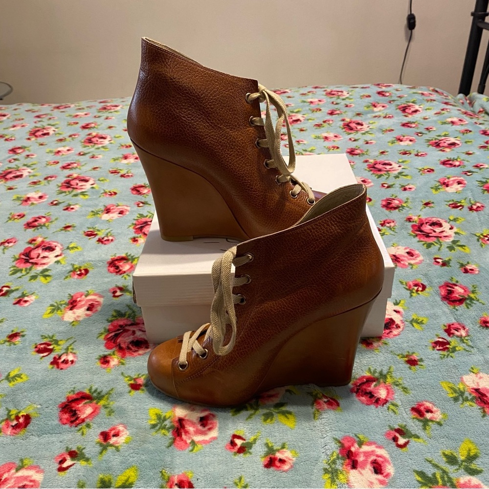 Soft leather, never worn, pre-owned
